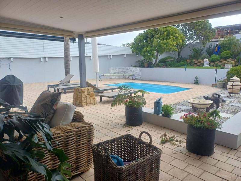 To Let 4 Bedroom Property for Rent in Robberg Ridge Western Cape